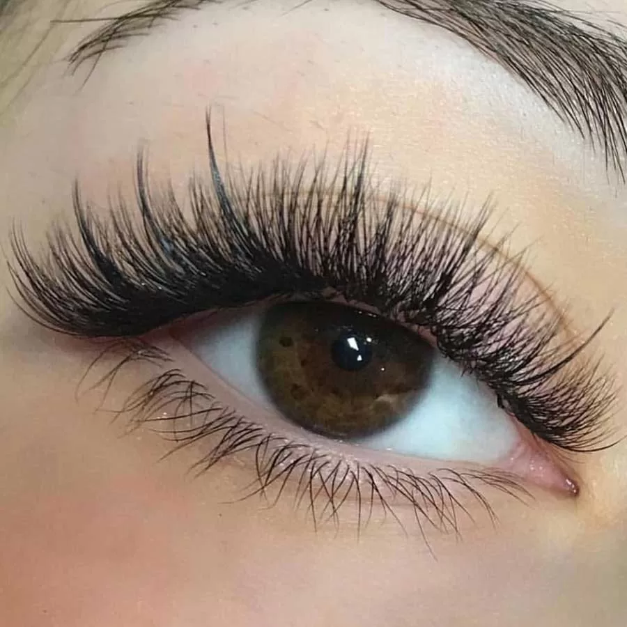 natural-cat-eye-eyelash-extensions cat eye cluster lashes with outer corner lift